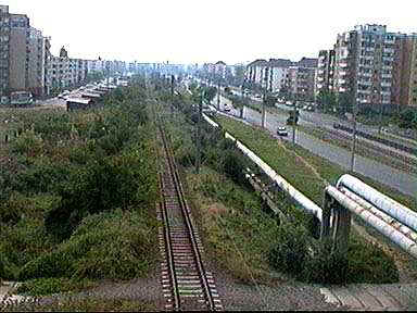 Calea ferata care vine dinspre podul CFR, taie in doua cartierul Micalaca - (c) Virtual Arad News, 1998