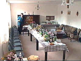 Sala de mese din centrul de zi pentru varstnici din Arad, str. Capitan Ignat - (c) Virtual Arad News, 1998