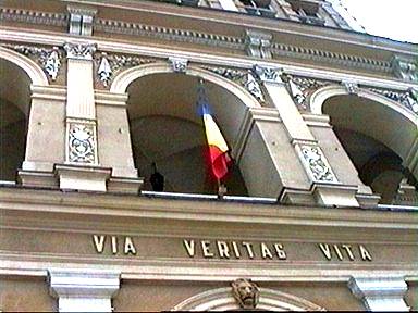 "Via Veritas Vita" - inscriptie de pe fatada palatului administrativ din Arad - (c) Virtual Arad News, 1998