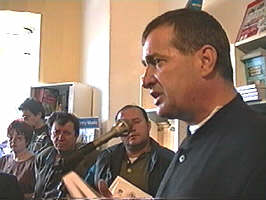 Mircea Dinescu recitand aradenilor - Virtual Arad News (c)1999