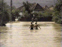 Inundatiile au acoperit strazile unor localitati