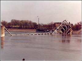 Pod peste Dunare la Novi Sad dupa bombardamentul NATO