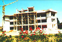 Palatul administrativ din Sebis in constructie - Virtual Arad News (c) 1999