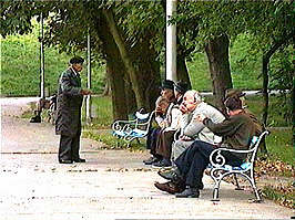 Pensionarii discutand despre impozitarea pensiilor - Virtual Arad News (c)1999