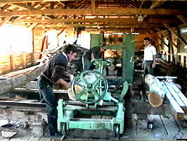  In zona Savarsin prelucrarea lemnului este traditie.- Virtual Arad News (c)1999