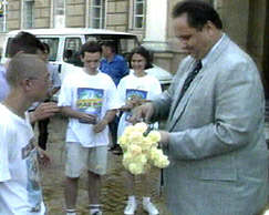 Primarul ofera flori participantilor la cros