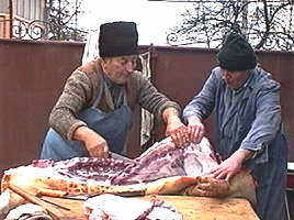 Traditie rurala a aradenilor - taiatul porcului - Virtual Arad News (c)1999