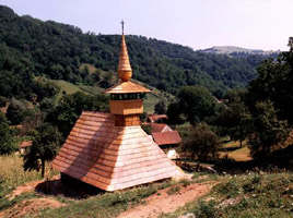 Biserica de lemn din Troas dupa ce a fost restaurata - Virtual Arad News (c)1999