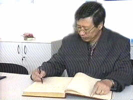 Ambasadorul Chinei - Chen Delai semneaza in Cartea de onoare
