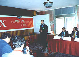 Caravana Xerox Digital Tour a poposit si la Arad - Virtual Arad News (c)2000