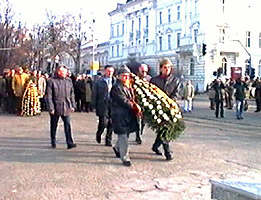 Delegatia prefecturii a depus o coroana la Monumentul martirilor - Virtual Arad News (c)2000