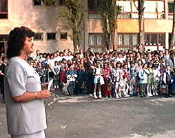 Directoarea Scolii generale nr 18 "Avram Iancu" ureaza bun venit elevilor - Virtual Arad News (c)2000