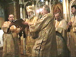 Episcopul Aradului si un sobor de preoti au oficiat Slujba de Inviere