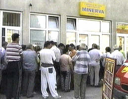 La Banca Populara "Minerva" aradenii asteapta primirea dobanzilor