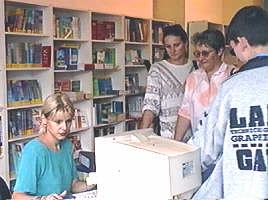 La libraria "Corina" au fost aduse manuale alternative - Virtual Arad News (c)2000