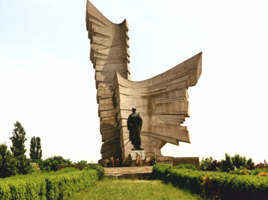 La Paulis, eroilor cazuti li s-a ridicat un frumos monument - Virtual Arad News (c)2000