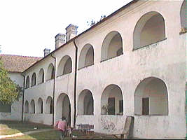 Manastirea Bezdin - curtea interioara - Virtual Arad News (c)2000