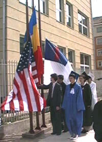 Ridicarea drapelelor Romaniei, SUA si al liceului - Virtual Arad News (c)2000