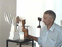 Sculptura mica in marmura si lemn a artistului Vasile Sandu - Virtual Arad News (c)2000