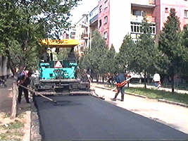 Se toarna covor asfaltic si pe strada Abrud - Virtual Arad News (c)2000