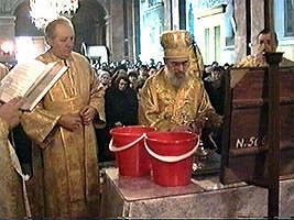 Sfintirea apei la Catedrala veche - Virtual Arad News (c)2000