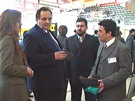 Si primarul Aradului este interesat de produsele expuse - Virtual Arad News (c)2000