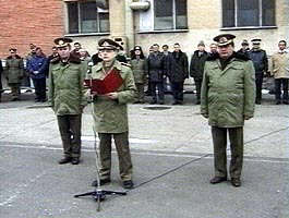 Colonelul Bontea (dreapta) preda stafeta col. Ioan Sechel (stanga)
