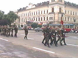 Dupa discursurile oficialitatilor va urma parada militara - Virtual Arad News (c)2001