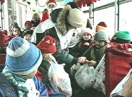 Mos Craciun si Crucea Rosie au impartit daruri in tramvaiul copiilor