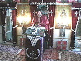 Preotul Dumitru Popa oficiind slujba