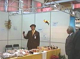 Arcadie Kovacs isi prezinta produsele si la expozitii - Virtual Arad News (c)2002