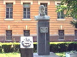 Bustul lui Dimitrie Tichindeal strajuieste scoala care ii poarta numele - Virtual Arad News (c)2002