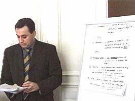 Gheorghe Falca analizeaza cu atentie documentul...