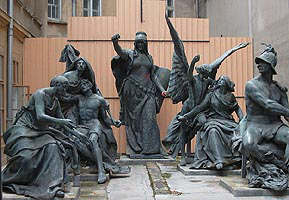 Grupul statuar asteapta stabilirea locului de amplasare... - Virtual Arad News (c)2002