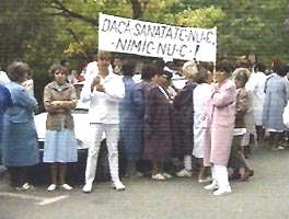 Membri Sindicatului Sanitas protesteaza in curtea Spitalului