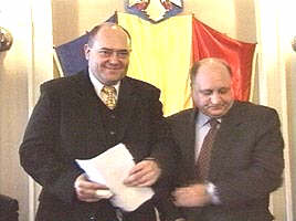 Ministrul Cozmanca l-a instalat in functie pe prefectul Ungureanu (stanga)
