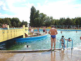 O baie la strand te ajuta sa treci peste fierbinteala zilei - Virtual Arad News (c)2002