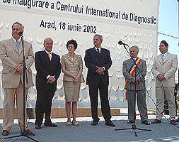 Oficialitatile prezente la deschidere... - Virtual Arad News (c)2002