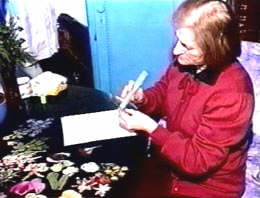 Pensionara Maria Cutac "picteaza" cu petale