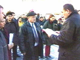 Prefectul Ungureanu s-a intalnit cu postasii care protestau