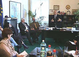 Primarul Dorel Popa la intalnirea cu presa locala - Virtual Arad News (c)2002