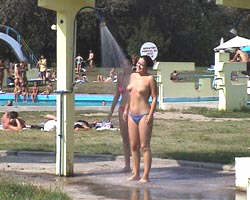 Topless... la Strandul Neptun - Virtual Arad News (c)2002