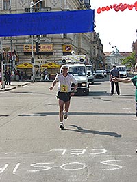 Concurentii de la supermaraton alearga pana in UE