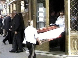 Corpurile neinsufletite ale celor trei angajati la Reiffeisen au fost aduse la sediul bancii