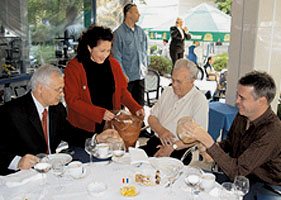 Familia ambasadorului Michael Guest a fost invitata la primarul Popa