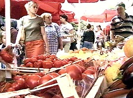 In Piata "Mihai Viteazul" tarabele sunt pline cu trufandale - Virtual Arad News (c)2004