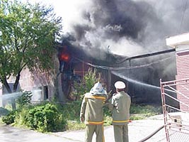 Incendiul de la fabrica de mobila din Sanicolaul Mic a fost stins