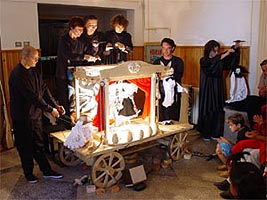 La Arad a fost infiintat un teatru ambulant de marionete