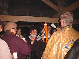 Luarea luminii de Inviere la Biserica Sarbeasca in 2004 - Virtual Arad News (c)2004