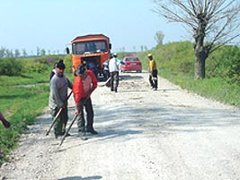 Lucrari de reparatii la drumul spre Sintea Mare
